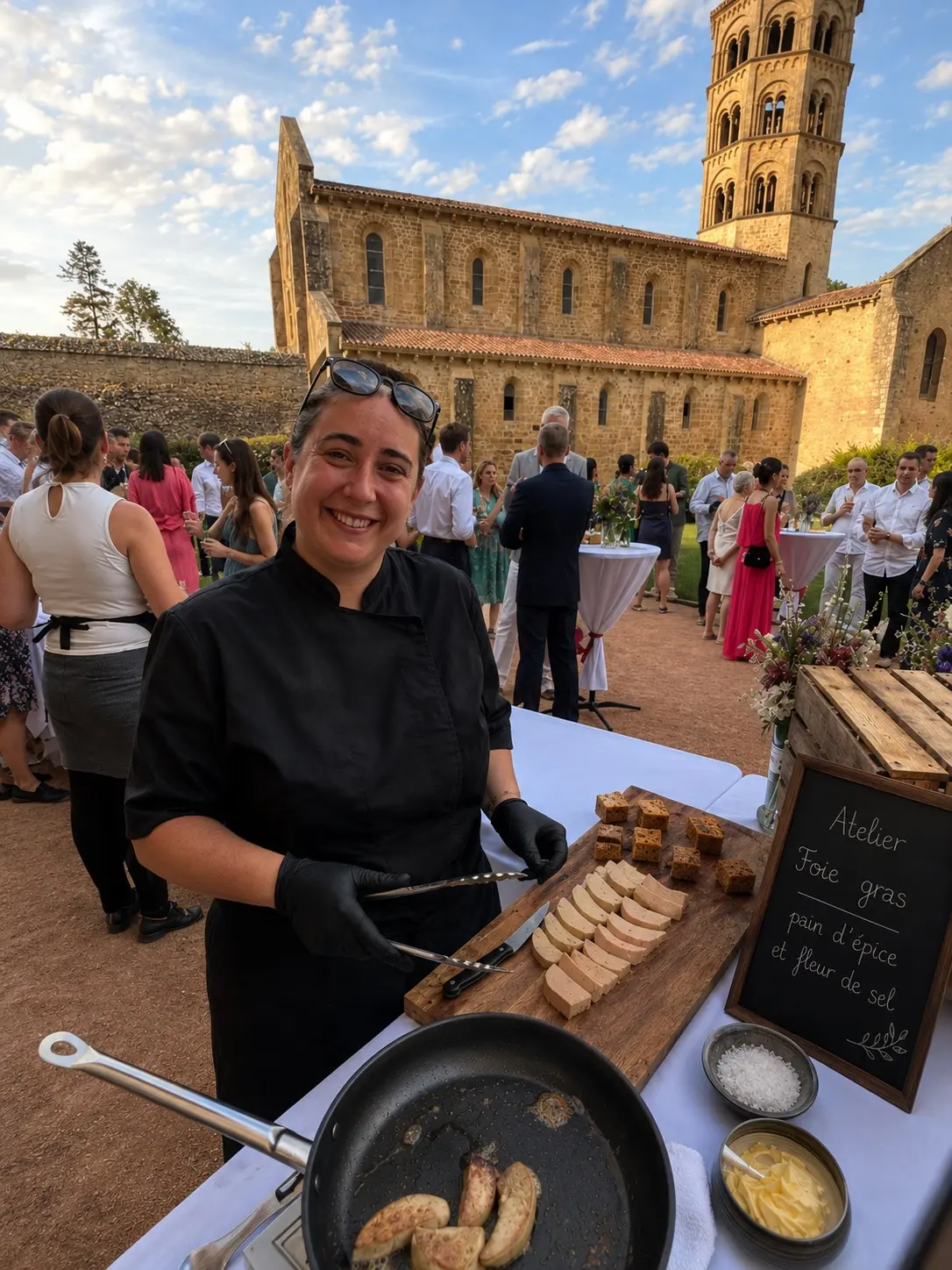 Atelier de foie gras poêlé devant les invités d’un mariage en Bourgogne