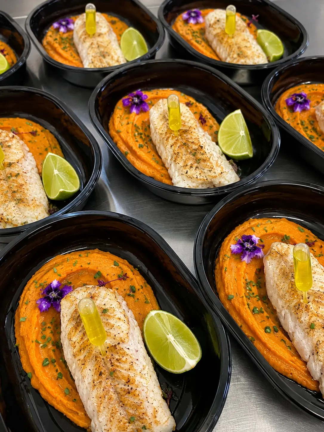 Plats de poisson préparés dans leurs contenants à emporter